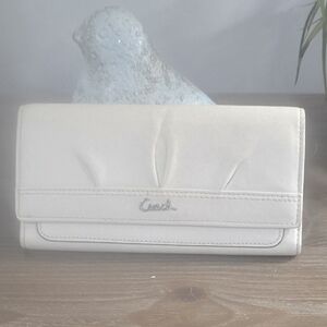 10666 Coach Soho Pleated Tri-Fold White Bone Lined Long Classic Clutch Wallet